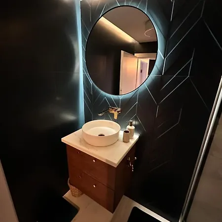 Skyline Elegance With Free Parking Apartamento