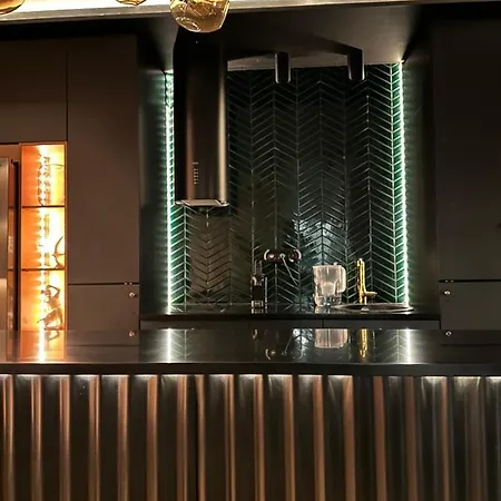 Skyline Elegance With Free Parking Apartment *