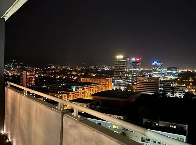 Skyline Elegance With Free Parking Apartmán