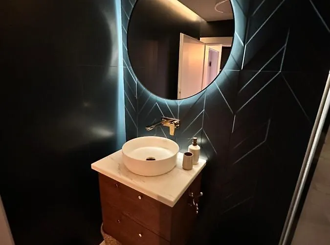 Skyline Elegance With Free Parking Apartment