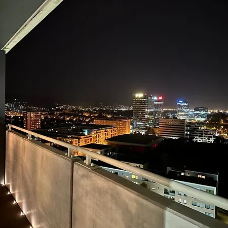 Skyline Elegance With Free Parking דירה