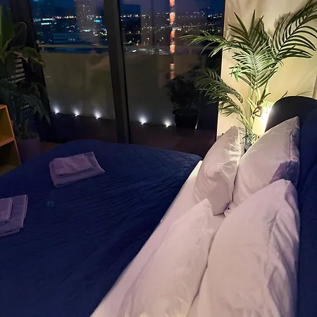 Skyline Elegance With Free Parking דירה *