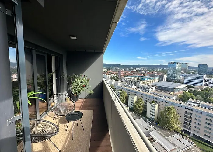 Skyline Elegance With Free Parking Appartement Bratislava