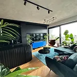 Skyline Elegance With Free Parking *